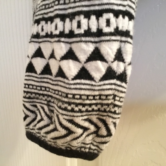 Title Nine black and white merino wool blend sweater Aztec print sleeves - Picture 10 of 13